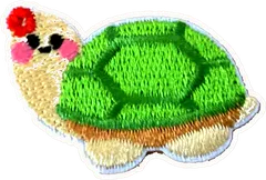 Tortue à la fleur rouge